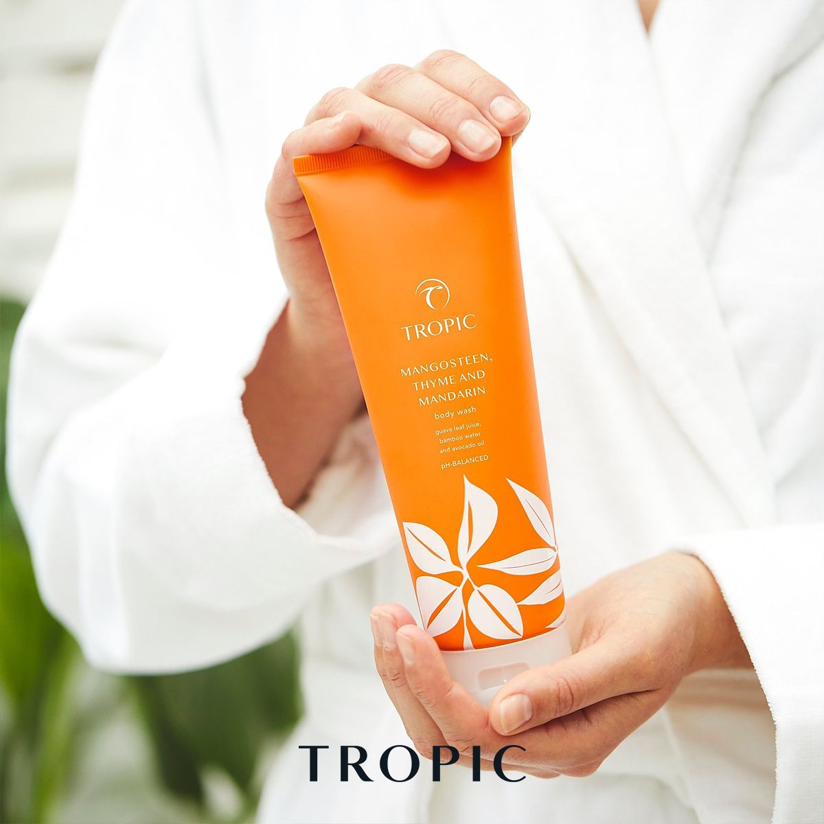 AMB Body Wash Mangosteen, Thyme and Mandarin Lifestyle Image 1